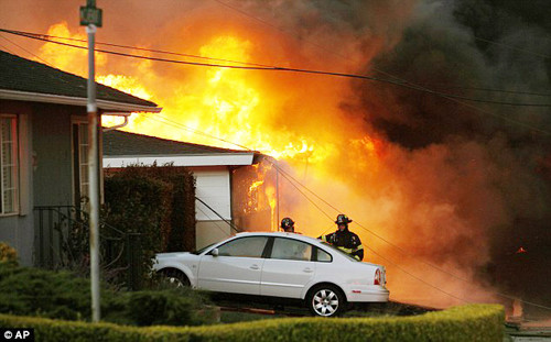 Tại một số ngôi nhà, đám cháy quá lớn khiến lực lượng cứu hỏa không thể can thiệp - Ảnh: AP