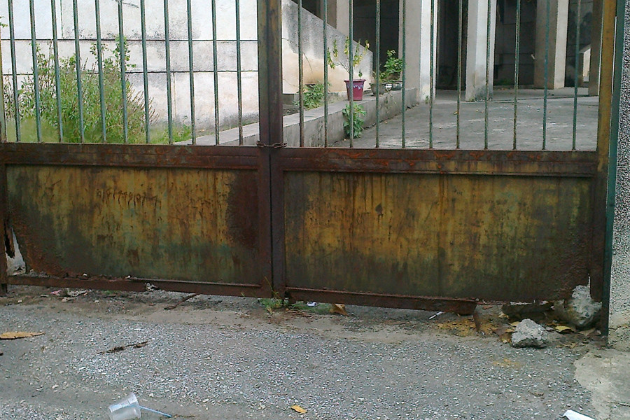 Chiếc cổng rỉ hoen luôn khóa trái vẻ bí ẩn