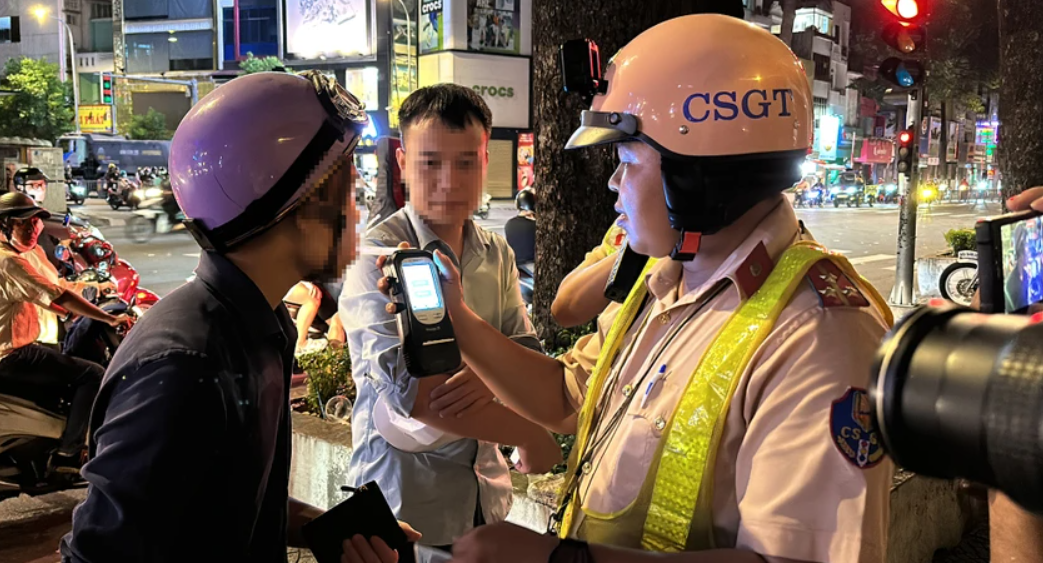 Anh P. có nồng độ cồn 0,548mg/ L khí thở. Ảnh: NGUYỄN YÊN