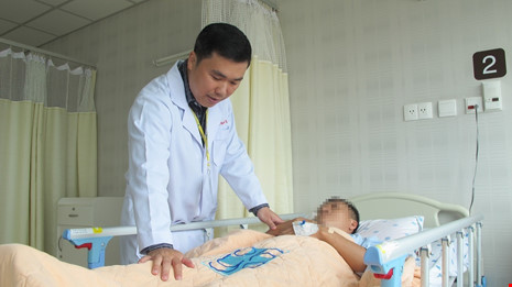 Tránh tổn thương thêm khi di chuyển người bị đột quỵ ảnh 1