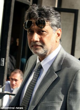 Bác sĩ Patel trong buổi điều trần đầu tiên