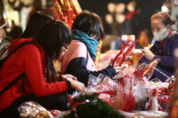Các bạn trẻ lên phố chuẩn bị đồ vui Noel