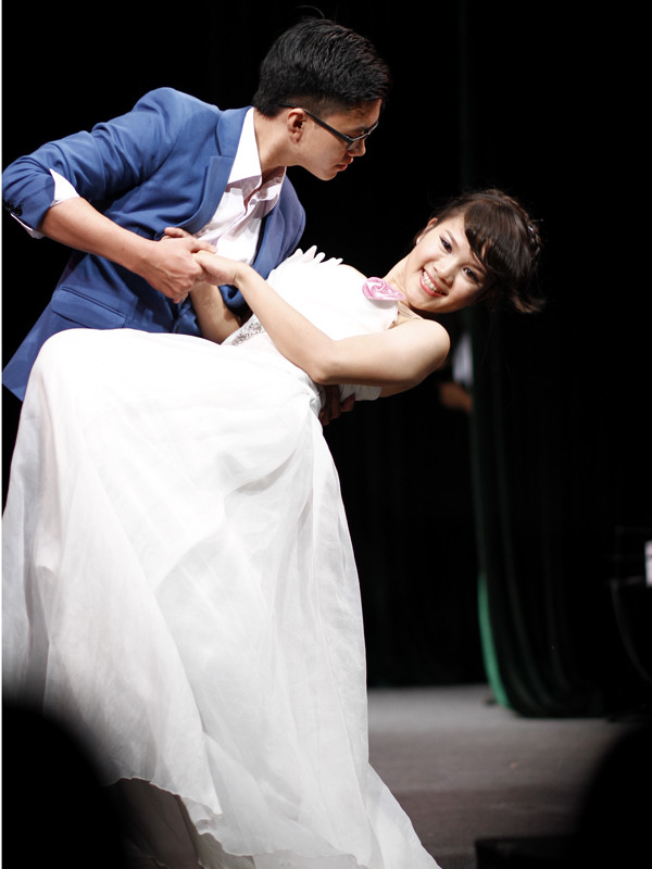 Phần thi trang phục dạ hội. Cung với bạn diễn, thí sinh đã mang đến sự kết hợp ăn ý