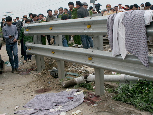 Quần áo của các nạn nhân vứt nằm ngổn ngang tại khu vực bị nạn