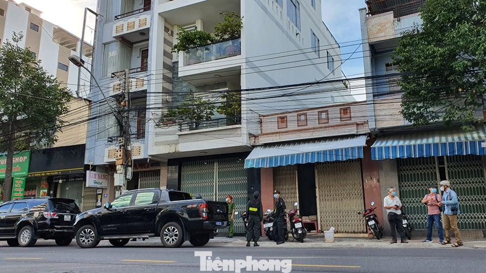 Cảnh sát khám xét nhà riêng ông Lê Văn Dẽ tại số 78 Hoàng Diệu, phường Vĩnh Nguyên, TP. Nha Trang