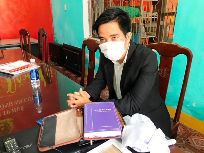 Đối tượng Hồ Rin bị bắt quả tang khi đang tổ chức sinh hoạt “Hội thánh Đức Chú trời mẹ”. Đối tượng Hồ Rin bị bắt quả tang khi đang tổ chức sinh hoạt “Hội thánh Đức Chú trời mẹ”.