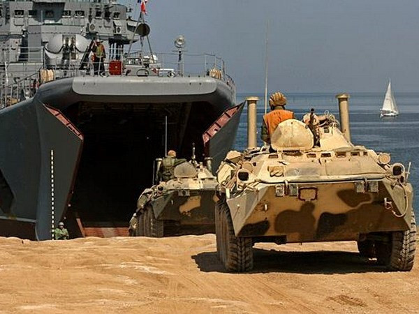 Xe thiết giáp tiến ra từ tàu đổ bộ cỡ lớn. (Ảnh: mil.ru)
