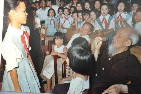 Ngày quốc tế Thiếu nhi 1-6-1969. Bác Hồ dù bận muôn vàn việc nước vẫn dành tình cảm và sự quan tâm sâu sắc đến các cháu thiếu nhi