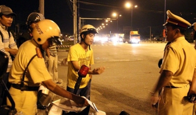 CSGT xử lý một ma men. CSGT xử lý một ma men