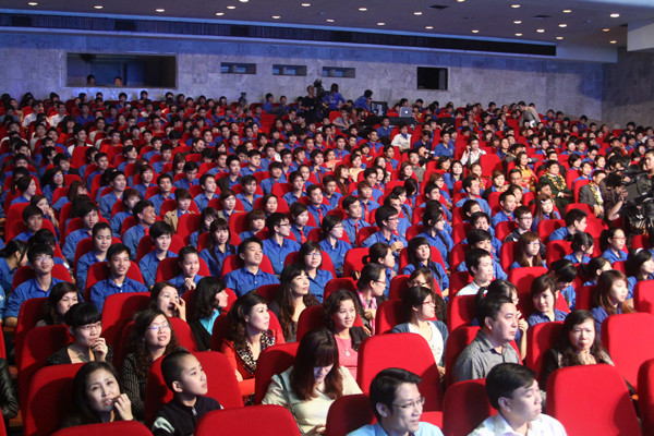 Đông đảo bạn trẻ có mặt trong chương trình