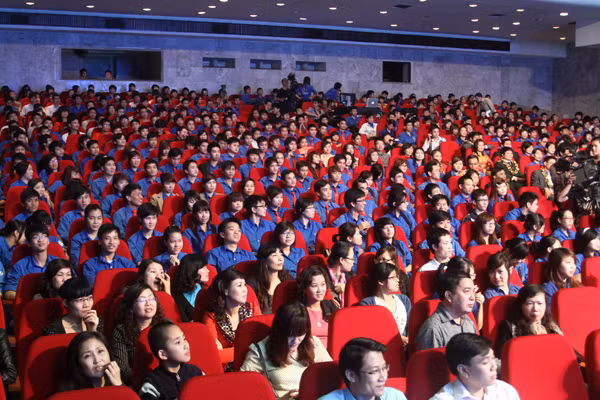 Đông đảo bạn trẻ có mặt trong chương trình