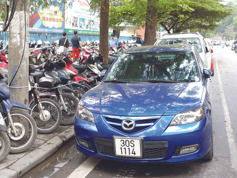 Phố Lý Thái Tổ dày đặc ô tô, xe máy Ảnh: Anh Trọng. Phố Lý Thái Tổ dày đặc ô tô, xe máy Ảnh: Anh Trọng