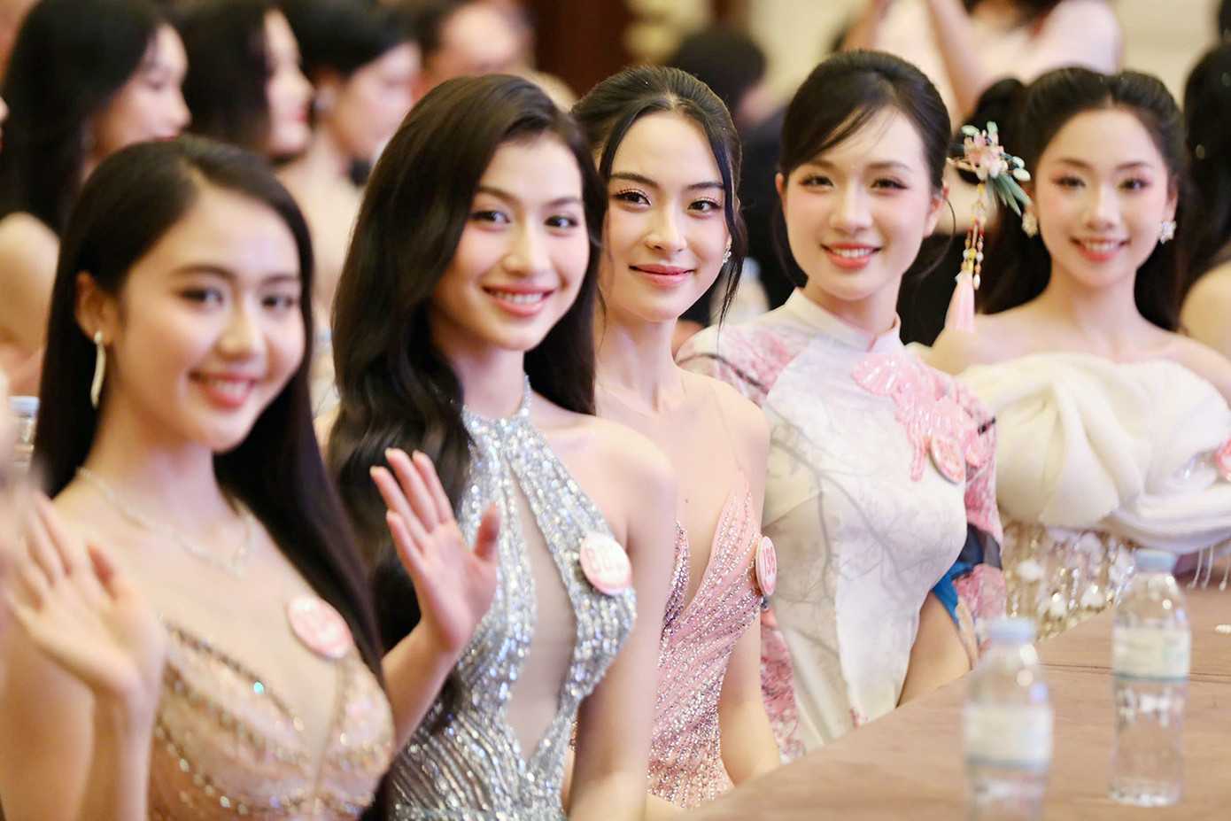 Từ những ngày đầu tham gia hành trình ‘Hoa hậu Việt Nam’ 2024, các cô gái đã không ngừng trau dồi bản thân qua các buổi đào tạo kỹ năng mềm, luyện tập catwalk, giao tiếp ứng xử cũng như rèn luyện thể chất nghiêm ngặt để giữ gìn vóc dáng và phong thái chuẩn hoa hậu.