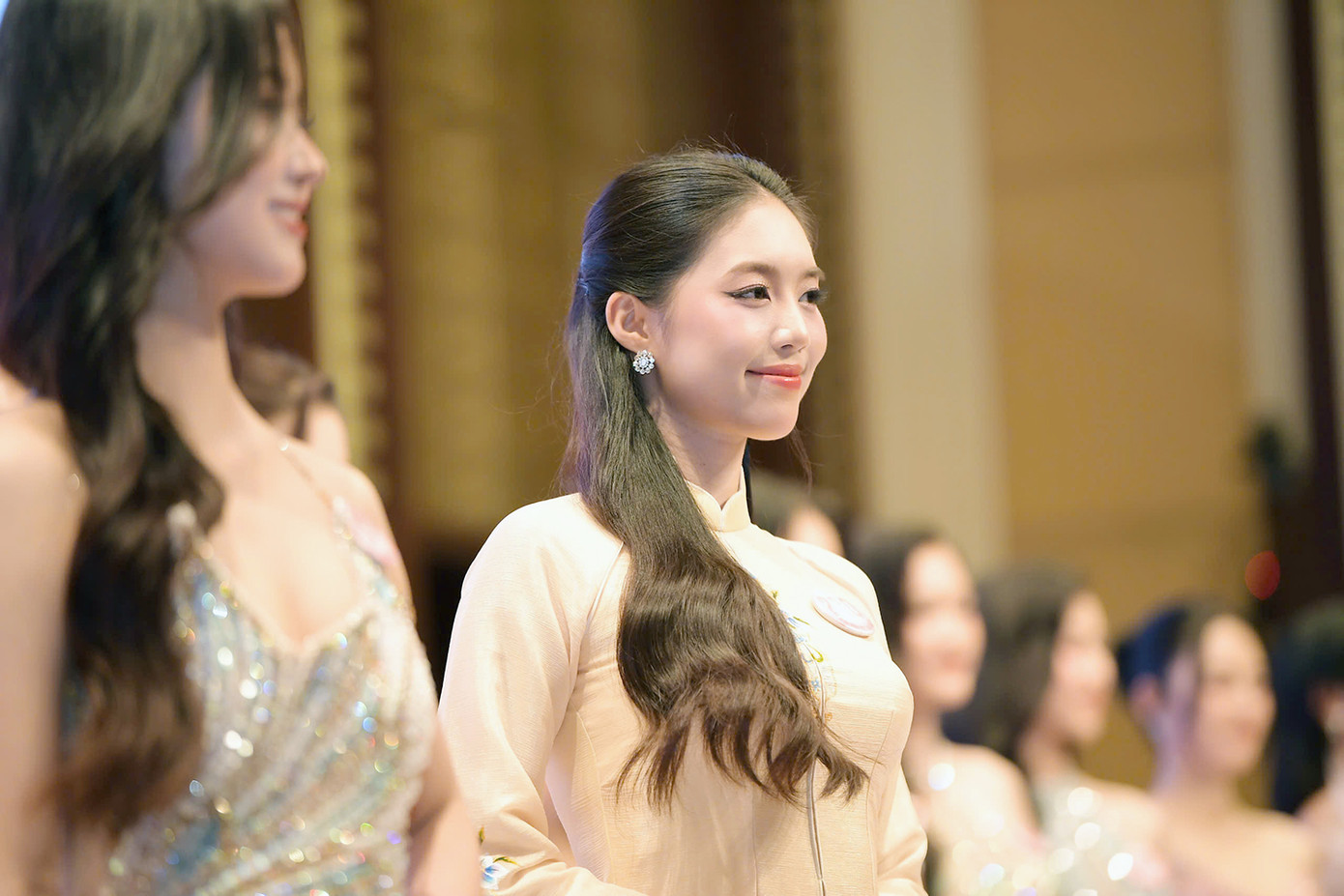 Một số gương mặt khác cũng tạo dấu ấn tại buổi họp báo như Trần Ngọc Châu Anh (SBD 220) với nét đẹp thanh lịch, duyên dáng; Đoàn Thị Diệu Huyền (SBD 531), người được kỳ vọng có thể gây bất ngờ tại Chung kết, với vẻ đẹp nhẹ nhàng và phong cách tự nhiên, chân thật.