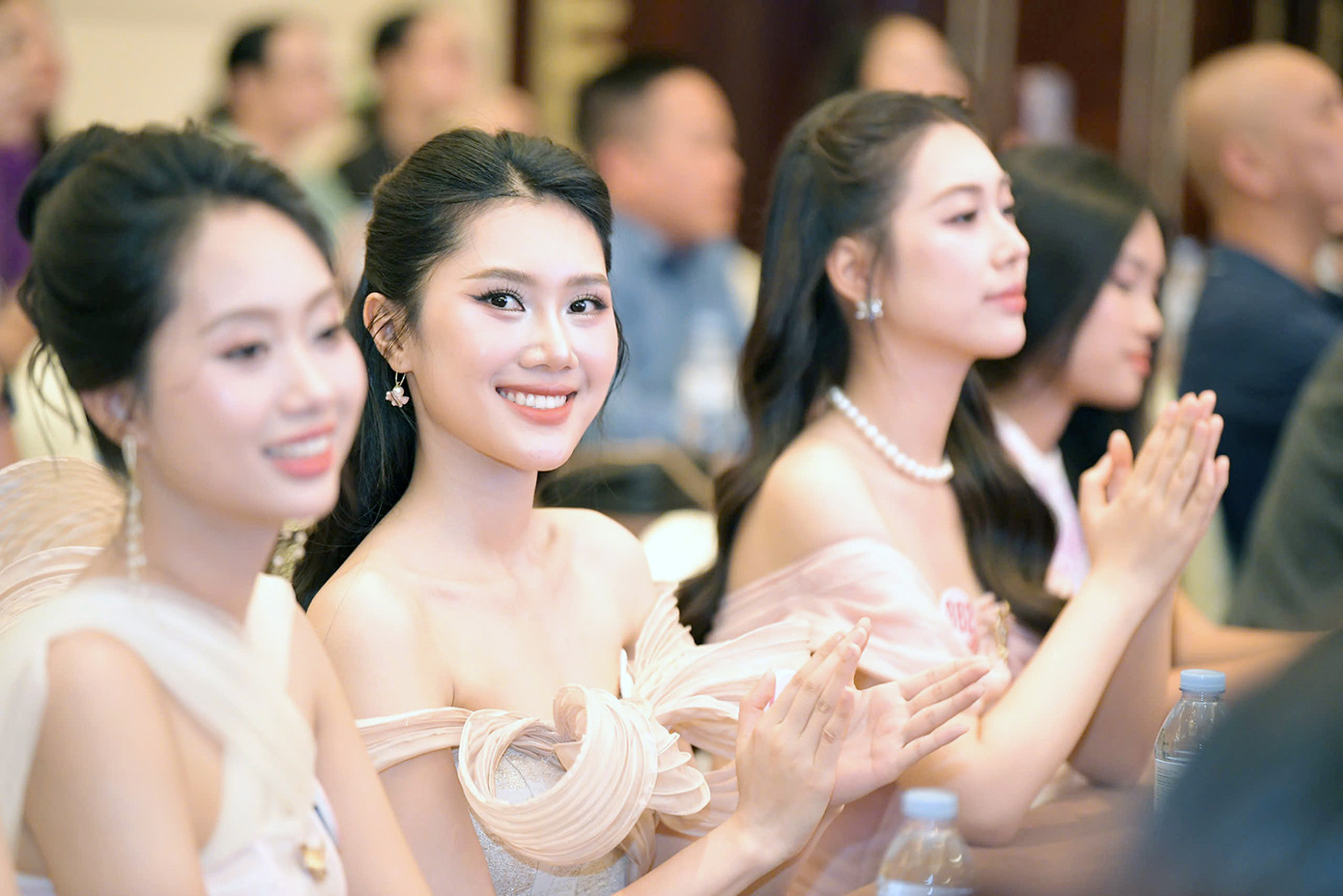 Trong số đó, thí sinh Đinh Hoàng Linh Đan (SBD 856, Đà Nẵng) – thu hút sự chú ý với nét đẹp hiện đại, tự tin. Cô vừa tốt nghiệp ĐH Quốc tế RMIT Việt Nam và chia sẻ rằng, hành trình dự thi không chỉ là trải nghiệm cá nhân mà còn là cơ hội để lan tỏa năng lượng tích cực tới cộng đồng.