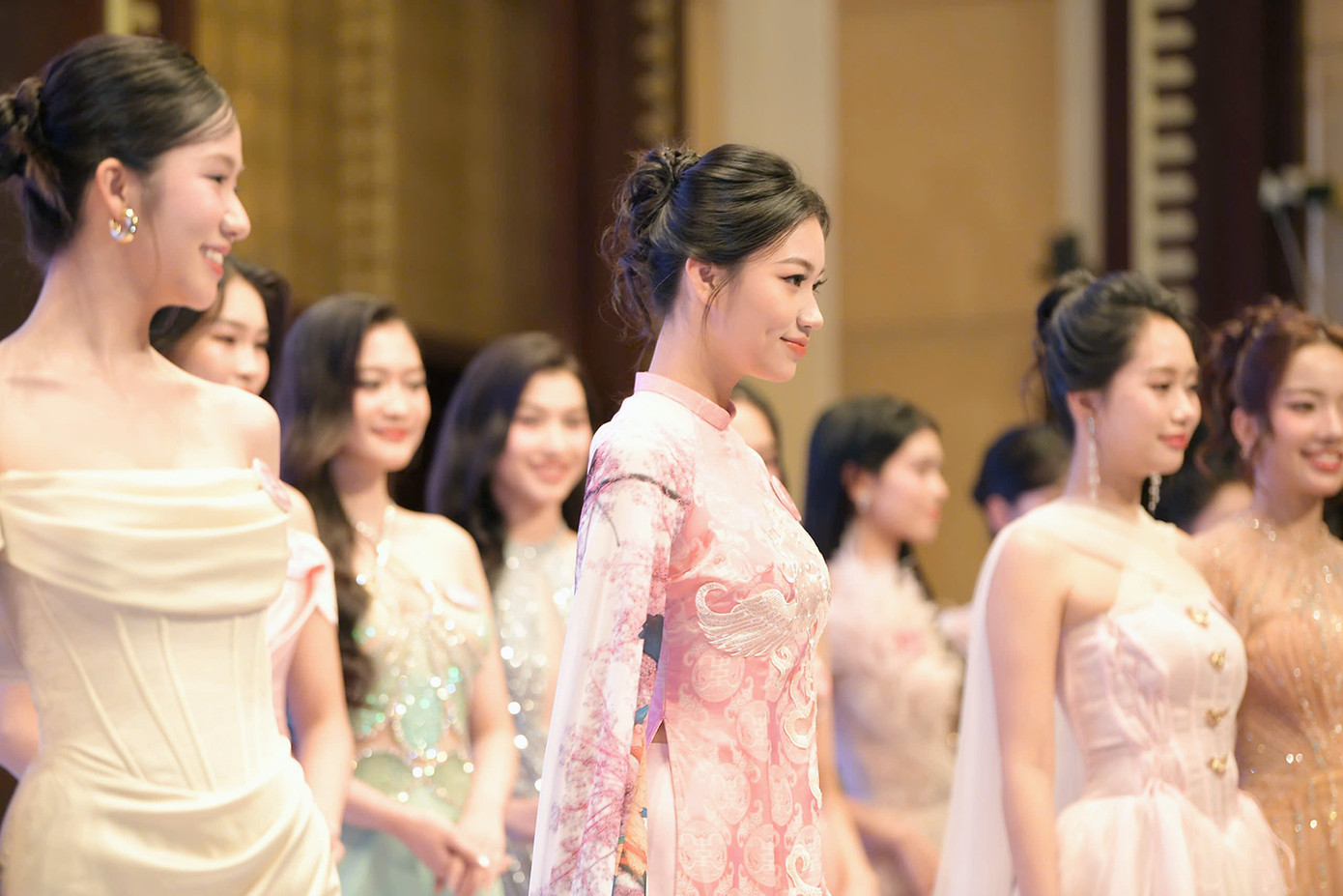 Trong số đó, thí sinh Đinh Hoàng Linh Đan (SBD 856, Đà Nẵng) – thu hút sự chú ý với nét đẹp hiện đại, tự tin. Cô vừa tốt nghiệp ĐH Quốc tế RMIT Việt Nam và chia sẻ rằng, hành trình dự thi không chỉ là trải nghiệm cá nhân mà còn là cơ hội để lan tỏa năng lượng tích cực tới cộng đồng.