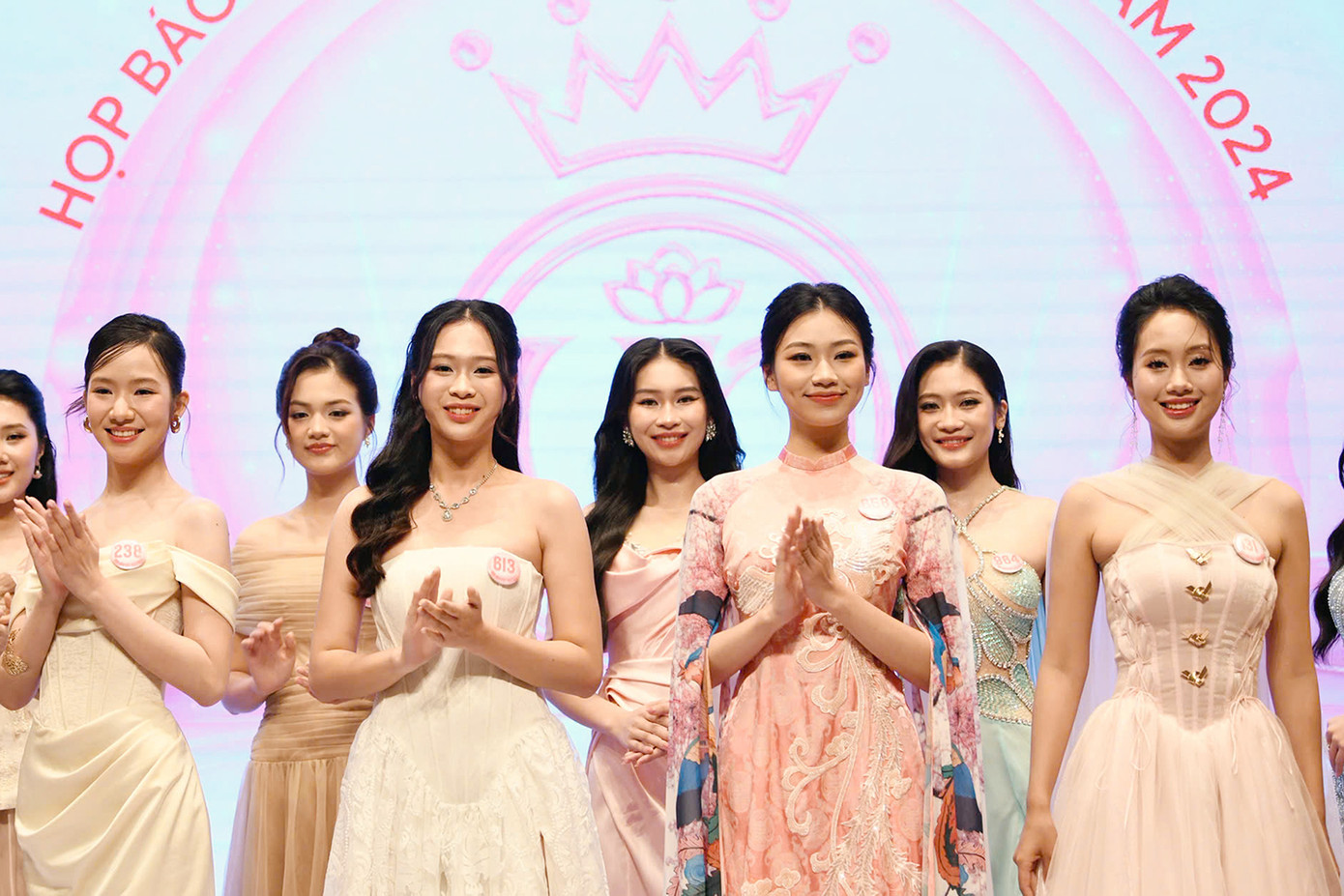 Sự kiện diễn ra trong không khí trang trọng nhưng không kém phần trẻ trung và sôi động. Khi ánh đèn sân khấu bật sáng, từng thí sinh bước ra với nụ cười rạng rỡ, tạo nên khoảnh khắc đầy cảm xúc đối với giới chuyên môn và người hâm mộ sắc đẹp.