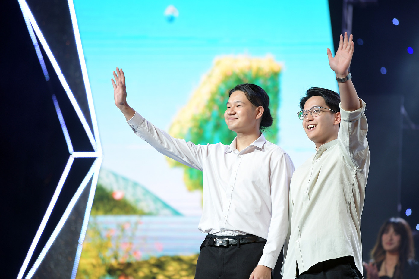 Hai thành viên nhóm Think may.