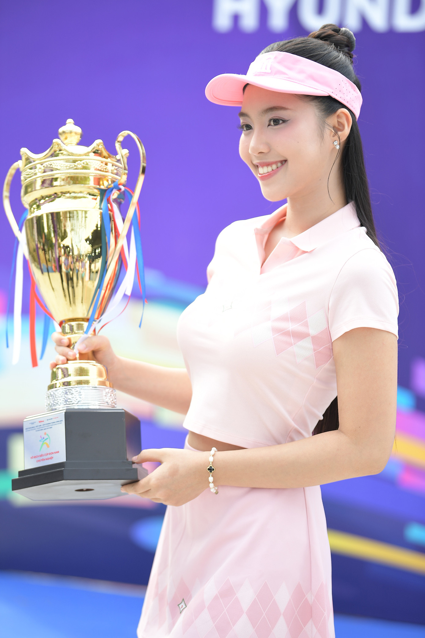 Á hậu Châu Anh và Á hậu Vân Nhi cũng thể hiện sự hào hứng khi lần đầu được trải nghiệm không khí của một giải thể thao chính thức.