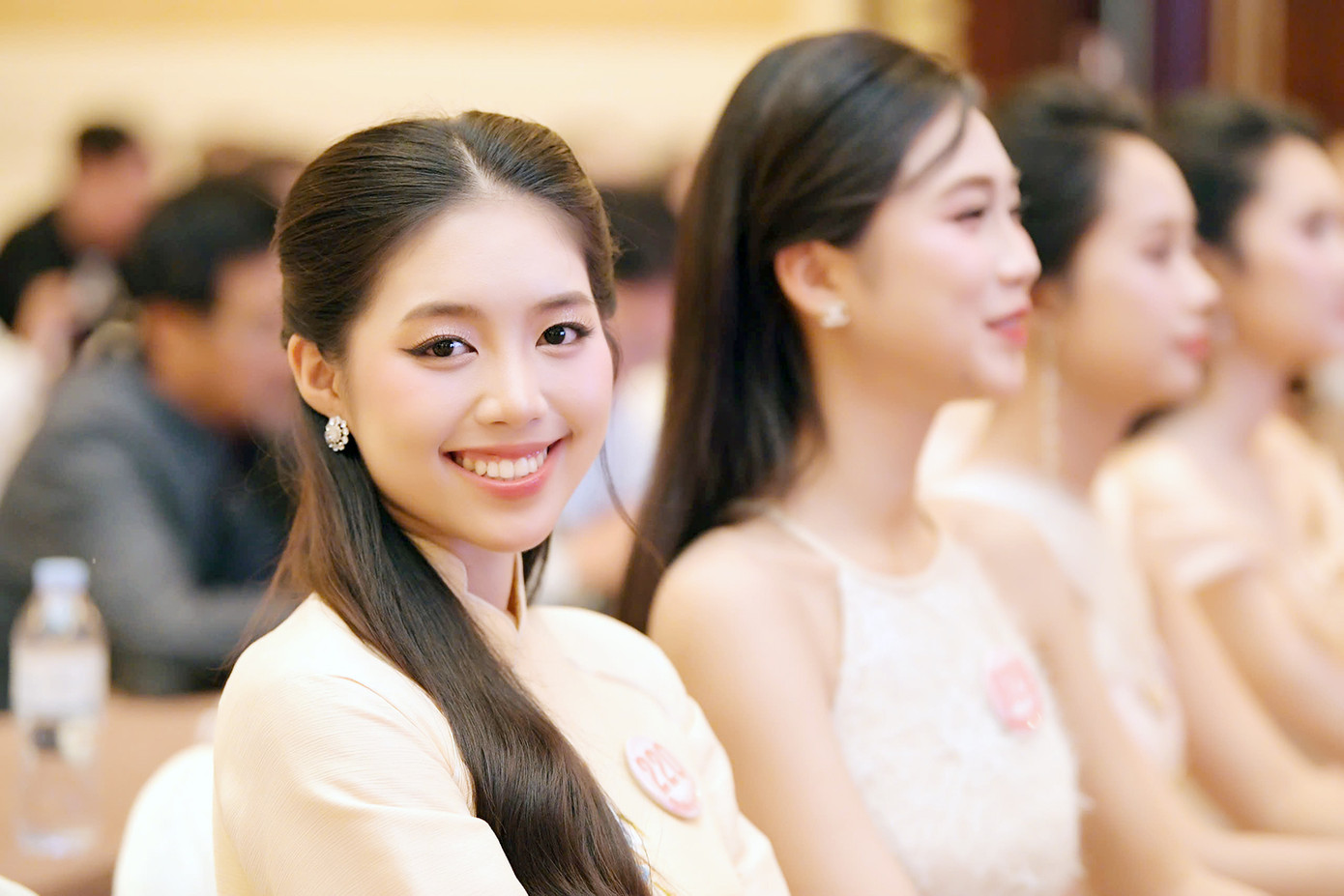 Một số gương mặt khác cũng tạo dấu ấn tại buổi họp báo như Trần Ngọc Châu Anh (SBD 220) với nét đẹp thanh lịch, duyên dáng; Đoàn Thị Diệu Huyền (SBD 531), người được kỳ vọng có thể gây bất ngờ tại Chung kết, với vẻ đẹp nhẹ nhàng và phong cách tự nhiên, chân thật.