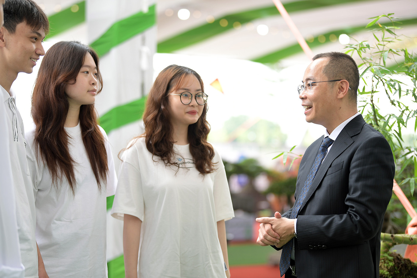 Ông Hoàng Nam Trung chia sẻ với sinh viên bên lề Hội nghị.