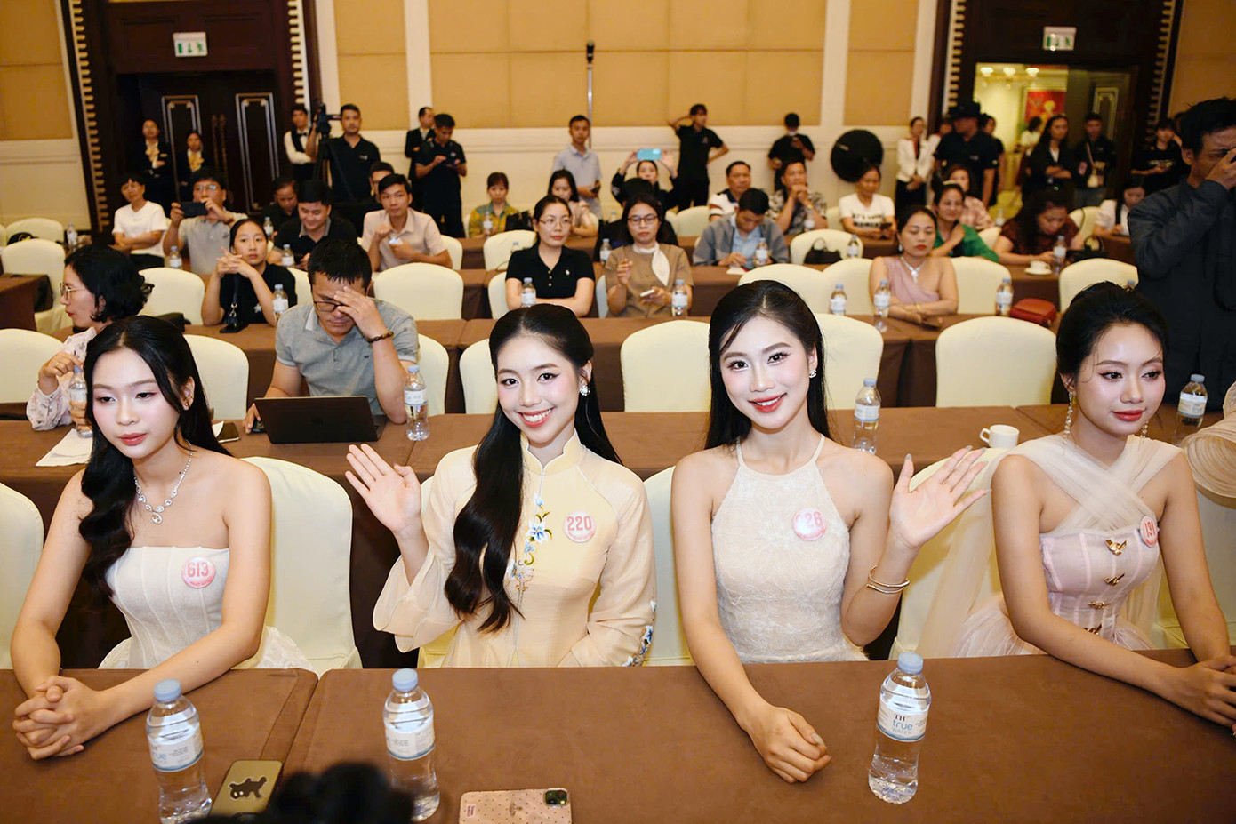 Bên cạnh đó, Hà Thị Giang Thanh (SBD 615, 2002, Quảng Ninh) nổi bật với chiều cao lý tưởng cùng phong thái dịu dàng. Cô từng gây ấn tượng với phát ngôn: “Chiếc vương miện không chỉ là biểu tượng của nhan sắc, mà còn là trách nhiệm”.