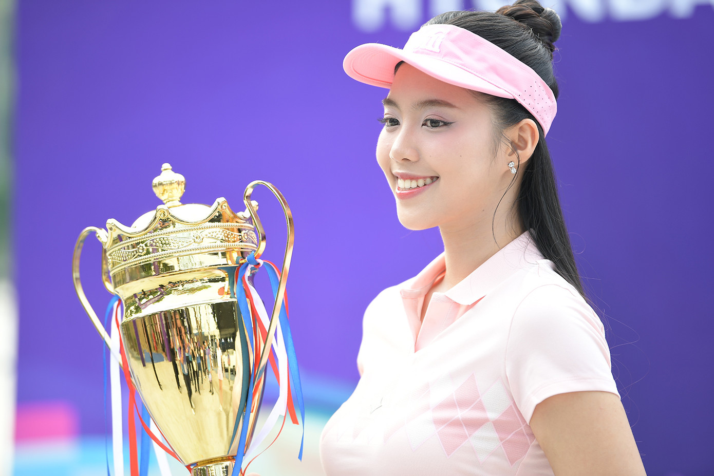 Á hậu Châu Anh chia sẻ, cô muốn thử sức với pickleball sau khi chứng kiến màn thi đấu mở màn của Hoa hậu Đỗ Thị Hà và Á hậu Ngọc Hằng – hai người đẹp trực tiếp tham gia tranh tài tại giải năm nay.