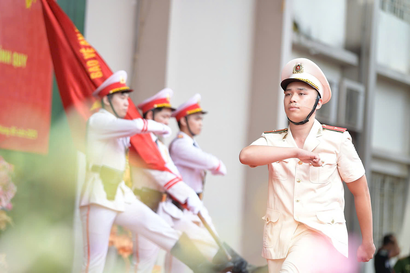 Thiếu uý Hoàng Công Minh tại Lễ bế giảng của Học viện Cảnh sát Nhân dân. Thiếu uý Hoàng Công Minh tại Lễ bế giảng của Học viện Cảnh sát Nhân dân.