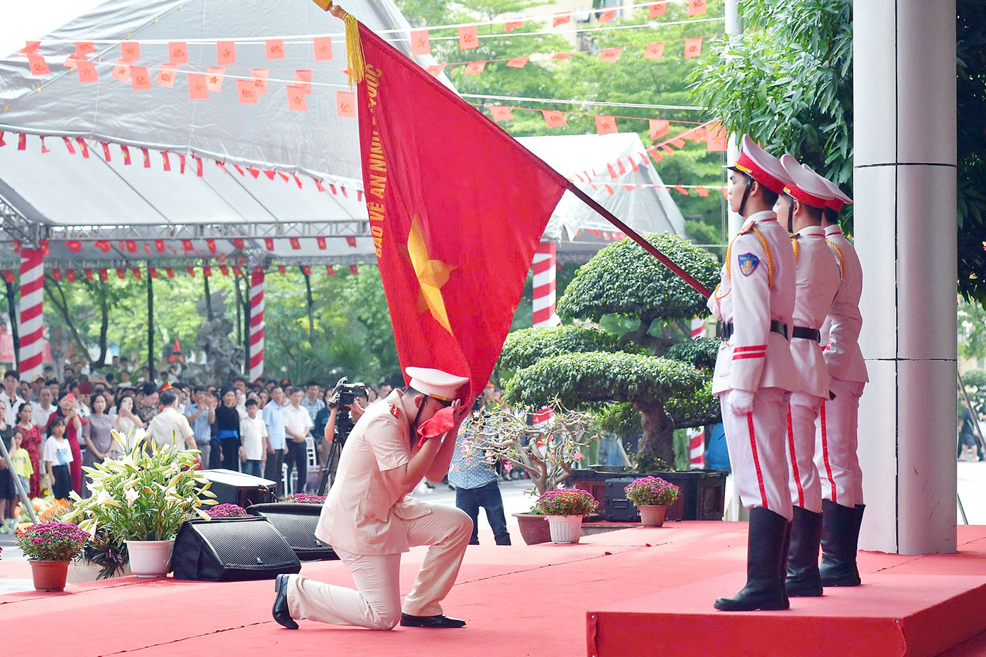 Thiếu uý Hoàng Công Minh tại Lễ bế giảng của Học viện Cảnh sát Nhân dân. Thiếu uý Hoàng Công Minh tại Lễ bế giảng của Học viện Cảnh sát Nhân dân.