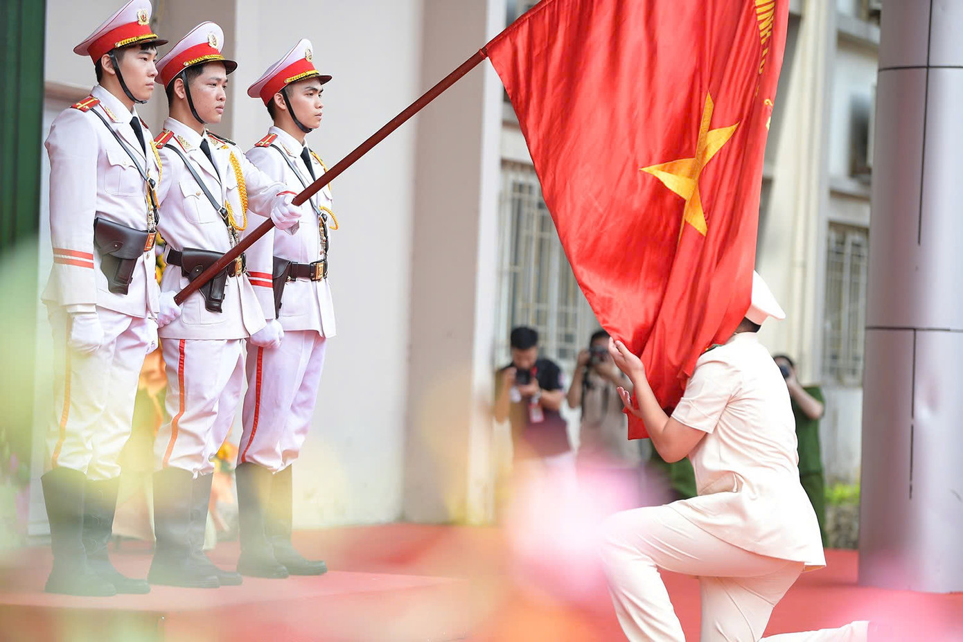 Thiếu uý Hoàng Công Minh tại Lễ bế giảng của Học viện Cảnh sát Nhân dân. Thiếu uý Hoàng Công Minh tại Lễ bế giảng của Học viện Cảnh sát Nhân dân.