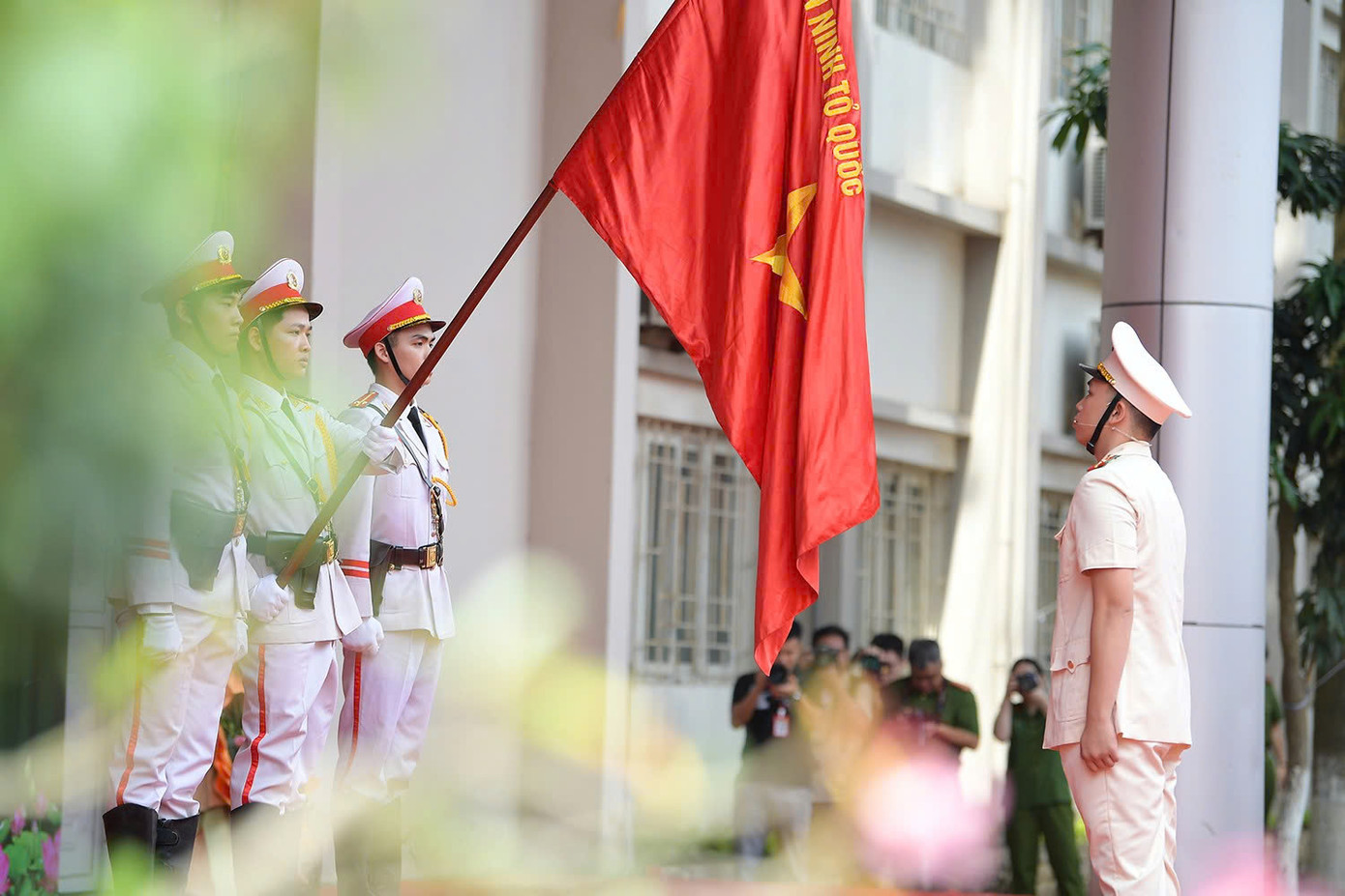 Nam sinh Cảnh sát Nhân dân đọc vang 5 lời thề danh dự trước ngày ra trường. Ảnh: DƯƠNG TRIỀU Nam sinh Cảnh sát Nhân dân đọc vang 5 lời thề danh dự trước ngày ra trường. Ảnh: DƯƠNG TRIỀU