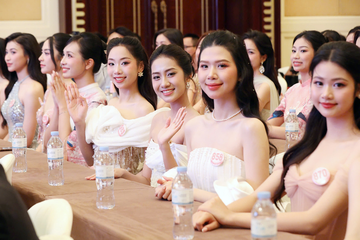 Bên cạnh đó, Hà Thị Giang Thanh (SBD 615, 2002, Quảng Ninh) nổi bật với chiều cao lý tưởng cùng phong thái dịu dàng. Cô từng gây ấn tượng với phát ngôn: “Chiếc vương miện không chỉ là biểu tượng của nhan sắc, mà còn là trách nhiệm”.