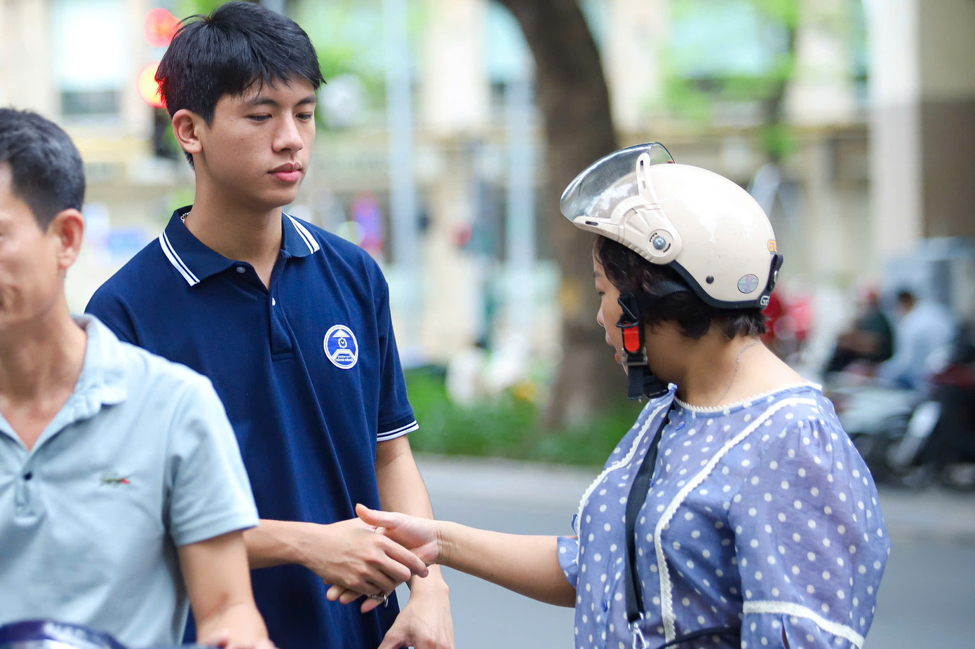 Phụ huynh đưa thí sinh đến điểm thi trường THPT Trần Phú (quận Hoàn Kiếm). Phụ huynh đưa thí sinh đến điểm thi trường THPT Trần Phú (quận Hoàn Kiếm).