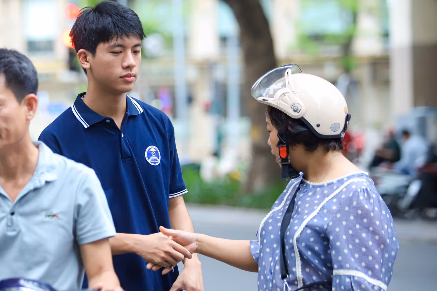 Phụ huynh đưa thí sinh đến điểm thi trường THPT Trần Phú (quận Hoàn Kiếm).