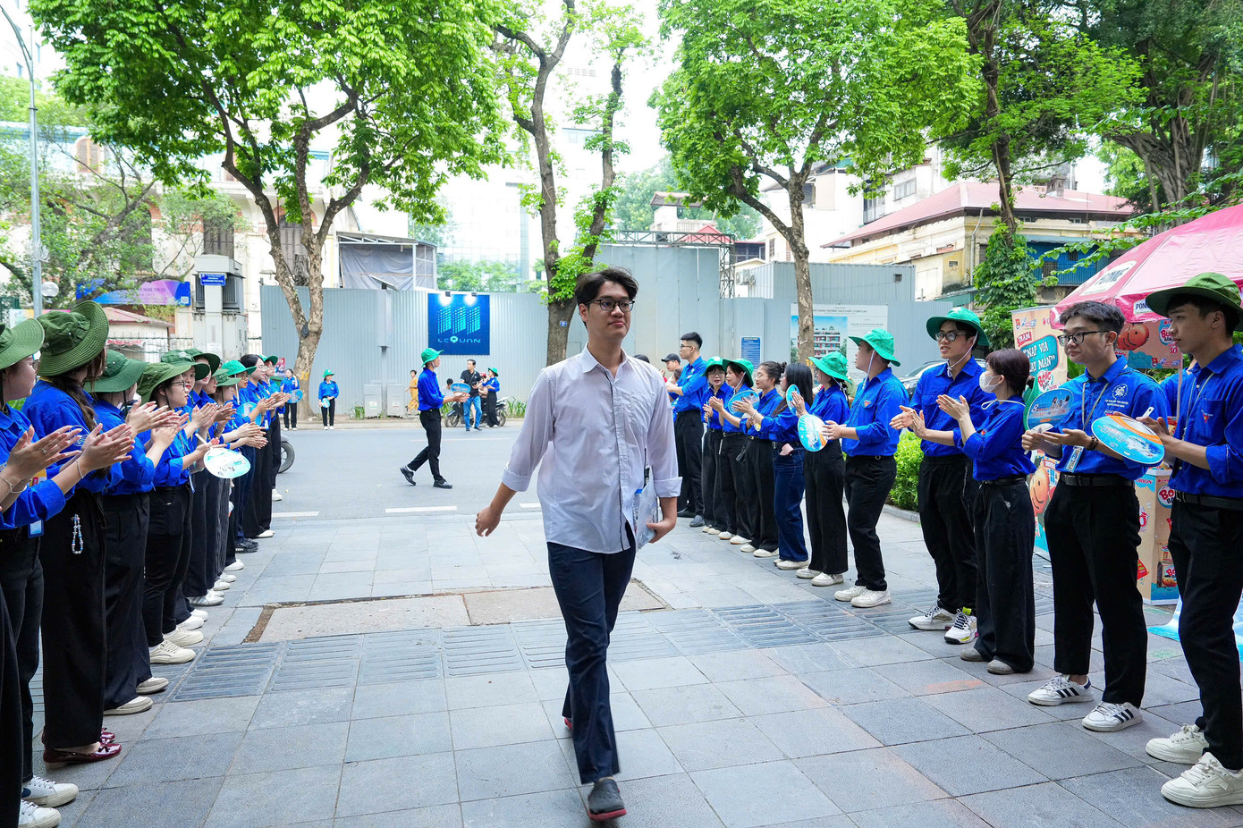 Thí sinh với nhiều tâm trạng bước vào phòng thi. Thí sinh với nhiều tâm trạng bước vào phòng thi.