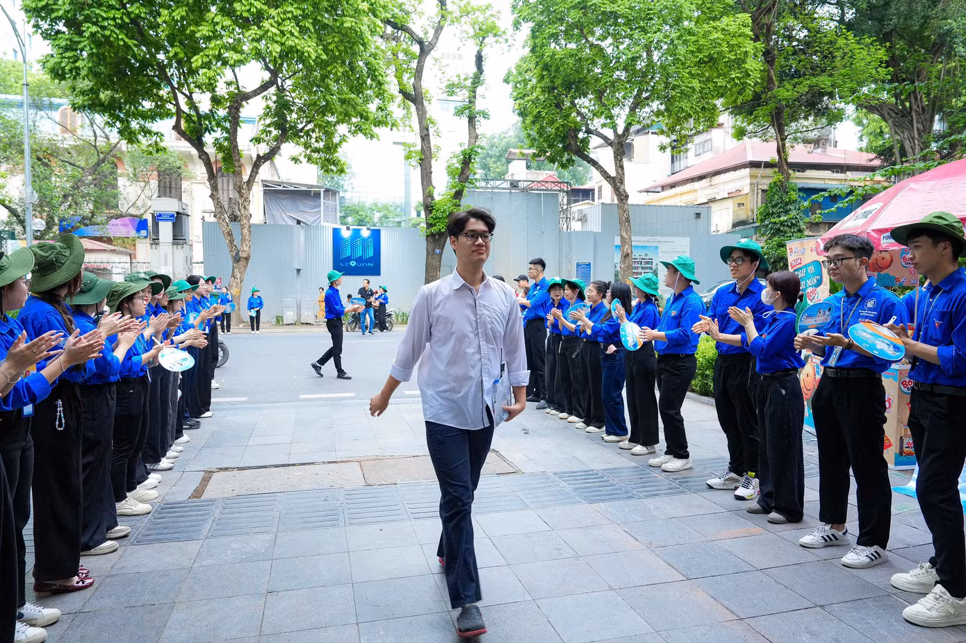 Thí sinh với nhiều tâm trạng bước vào phòng thi.