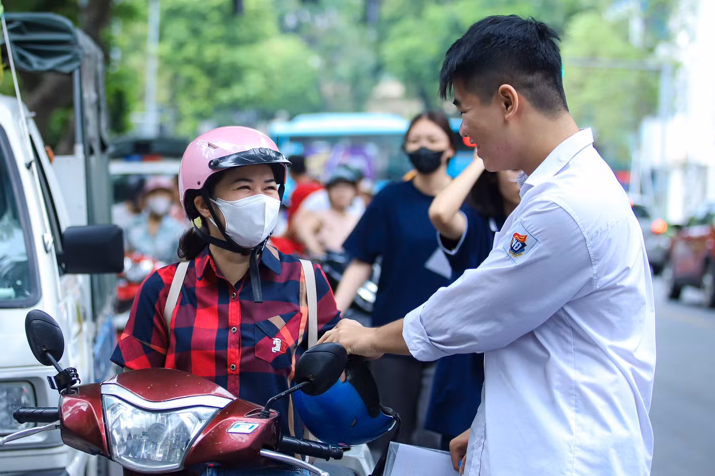 Phụ huynh đưa thí sinh đến điểm thi trường THPT Trần Phú (quận Hoàn Kiếm).