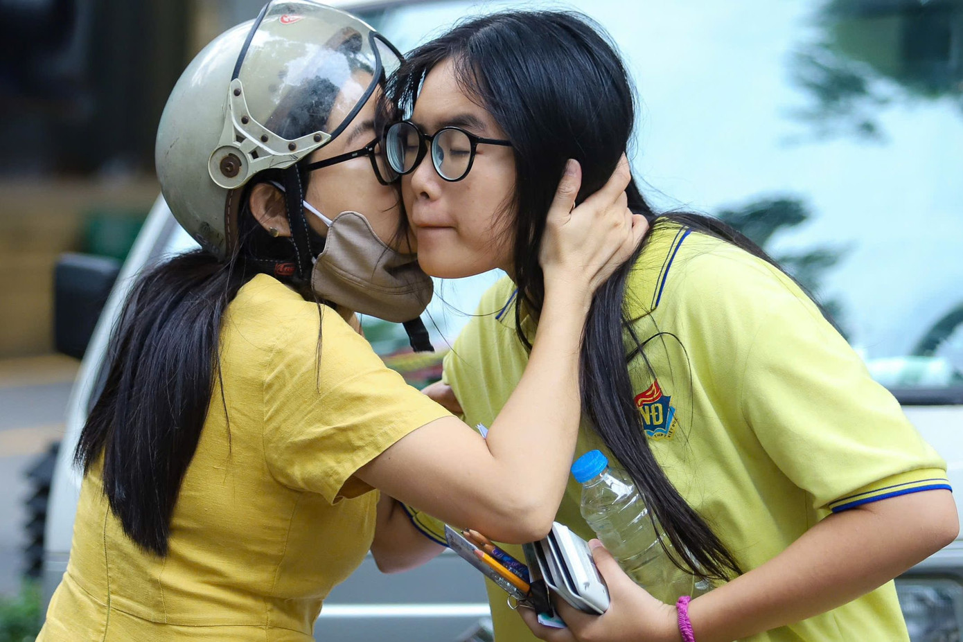 Phụ huynh đưa thí sinh đến điểm thi trường THPT Trần Phú (quận Hoàn Kiếm). Phụ huynh đưa thí sinh đến điểm thi trường THPT Trần Phú (quận Hoàn Kiếm).