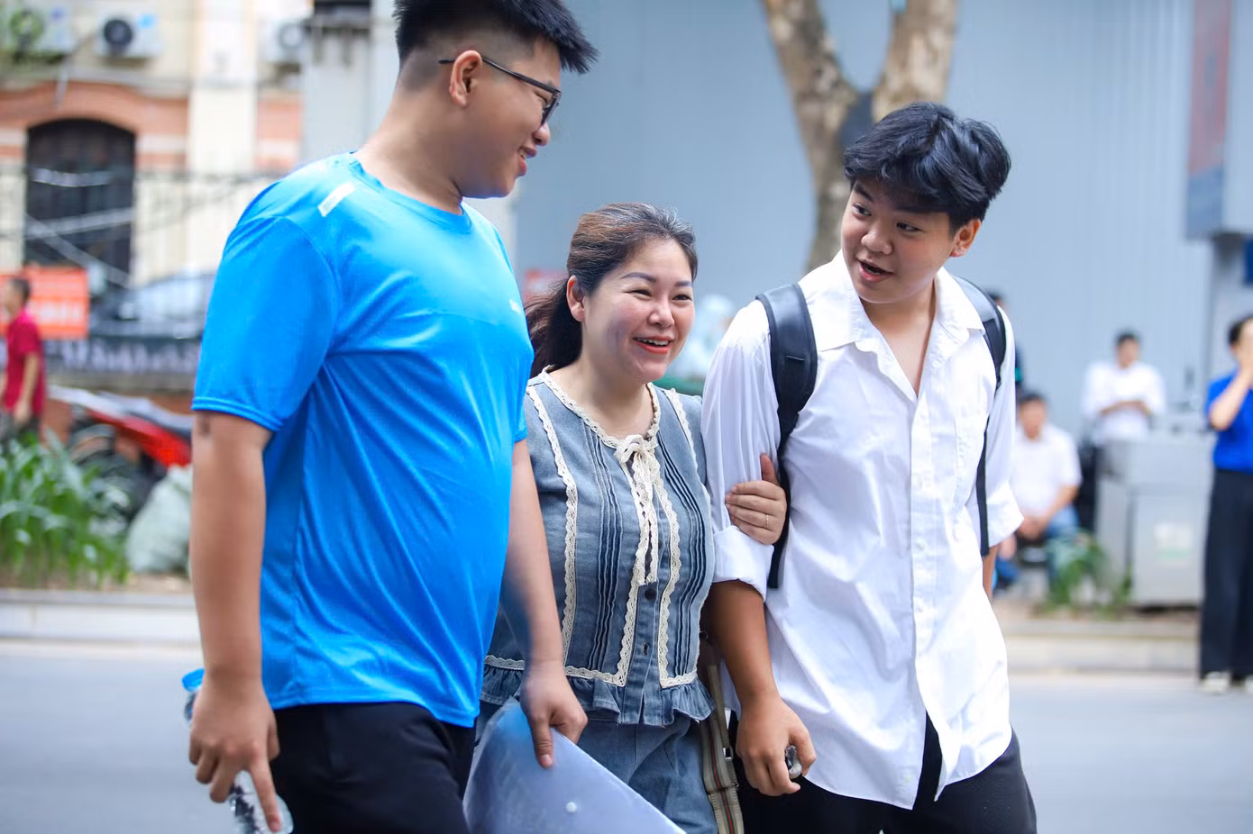 Nhiều thí sinh được gia đình đưa đến điểm thi tốt nghiệp THPT.