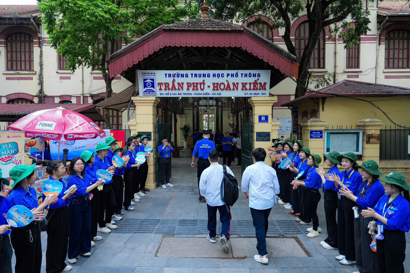 Thí sinh áp lực thi ngày cuối, phụ huynh đứng ngồi không yên trước cổng trường. Thí sinh áp lực thi ngày cuối, phụ huynh đứng ngồi không yên trước cổng trường.