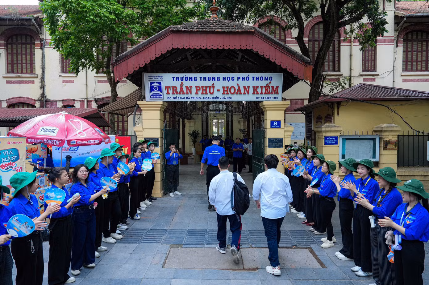 Thí sinh áp lực thi ngày cuối, phụ huynh đứng ngồi không yên trước cổng trường.
