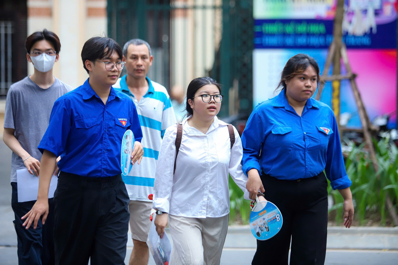 Nhiều thí sinh được gia đình đưa đến điểm thi tốt nghiệp THPT. Nhiều thí sinh được gia đình đưa đến điểm thi tốt nghiệp THPT.