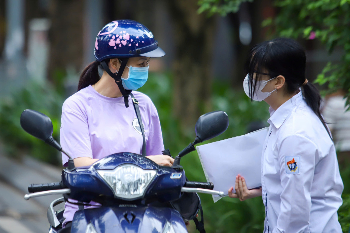 Phụ huynh căn dặn thí sinh trước khi bước vào phòng thi. Phụ huynh căn dặn thí sinh trước khi bước vào phòng thi.