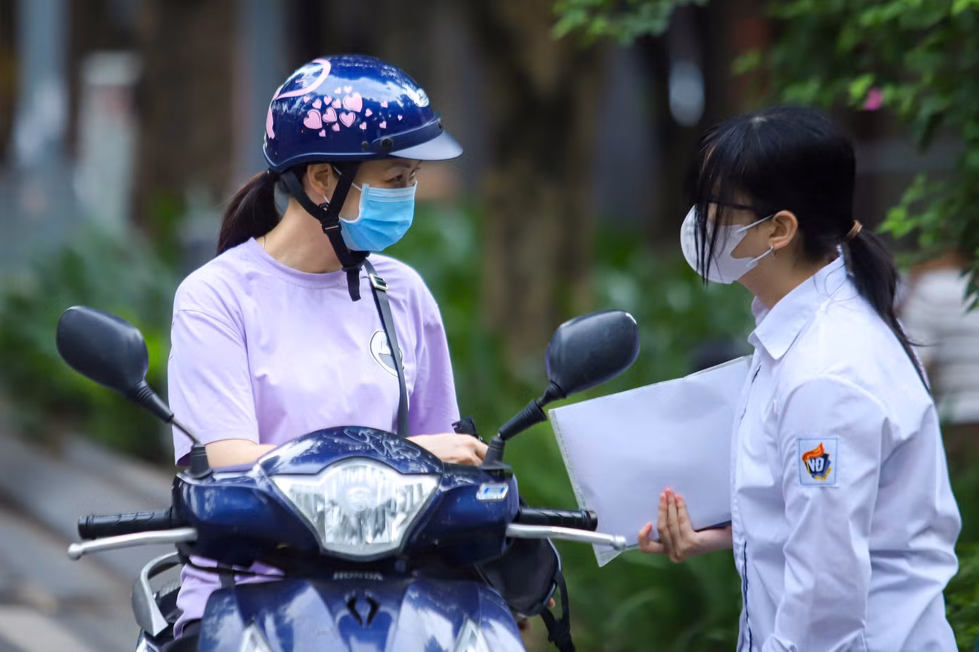 Phụ huynh căn dặn thí sinh trước khi bước vào phòng thi.