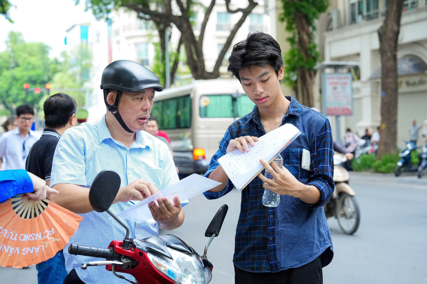 Thí sinh kiểm tra lại giấy tờ trước khi bước vào điểm thi. Thí sinh kiểm tra lại giấy tờ trước khi bước vào điểm thi.