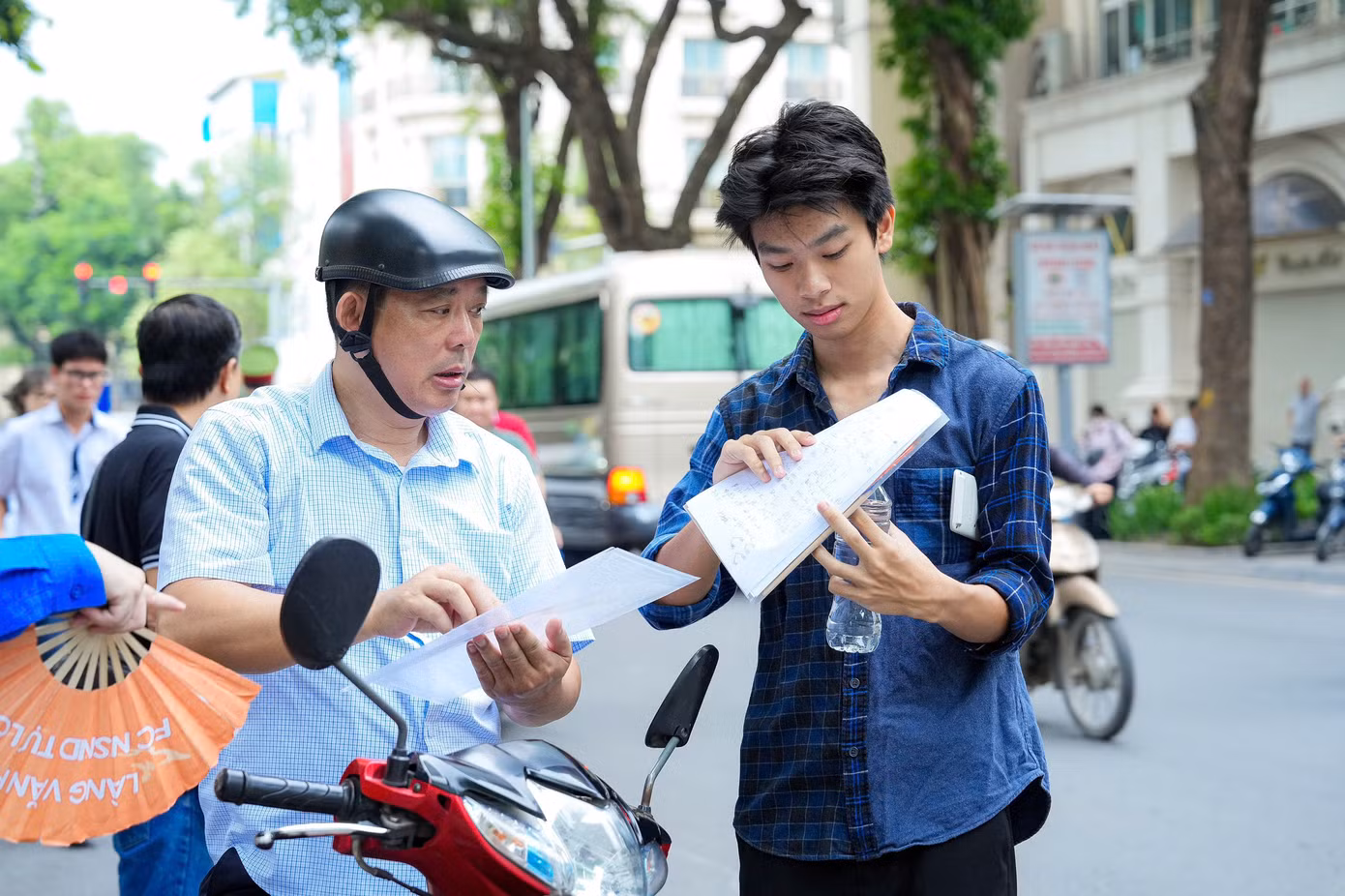 Thí sinh kiểm tra lại giấy tờ trước khi bước vào điểm thi.