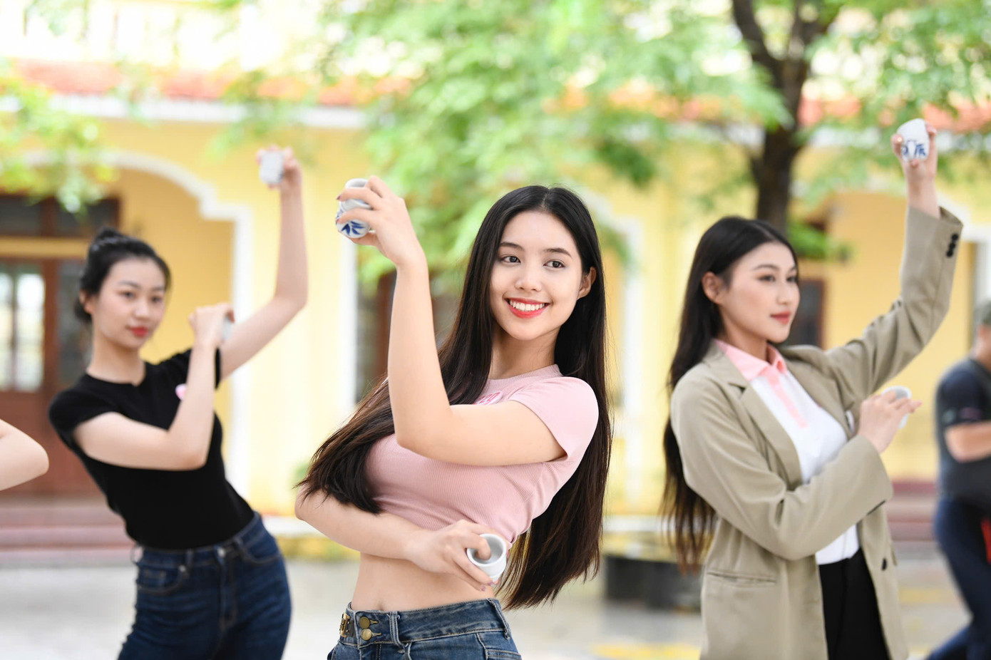 Sau hơn một tuần bước vào giai đoạn nước rút, các thí sinh ‘Hoa hậu Việt Nam 2024’ đang gấp rút tập luyện cho những phần thi quan trọng. Từ catwalk, đồng diễn đến các phần trình diễn cá nhân, mỗi buổi tập là một lần các cô gái thể hiện quyết tâm vượt lên chính mình để tỏa sáng trên sân khấu đêm chung kết sắp tới.