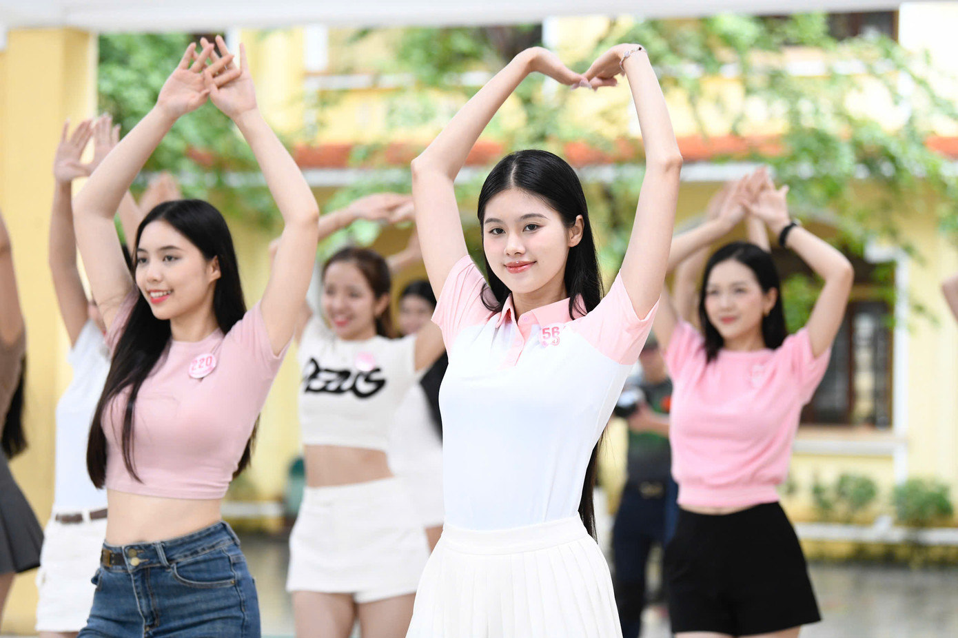 Mặc những bộ trang phục năng động, khỏe khoắn, dàn thí sinh không chỉ luyện tập chăm chỉ mà còn truyền cho nhau nguồn năng lượng tích cực. Dù lịch trình dày đặc, họ vẫn không quên giữ nụ cười trên môi, cổ vũ và gắn bó như những người bạn thân thiết.