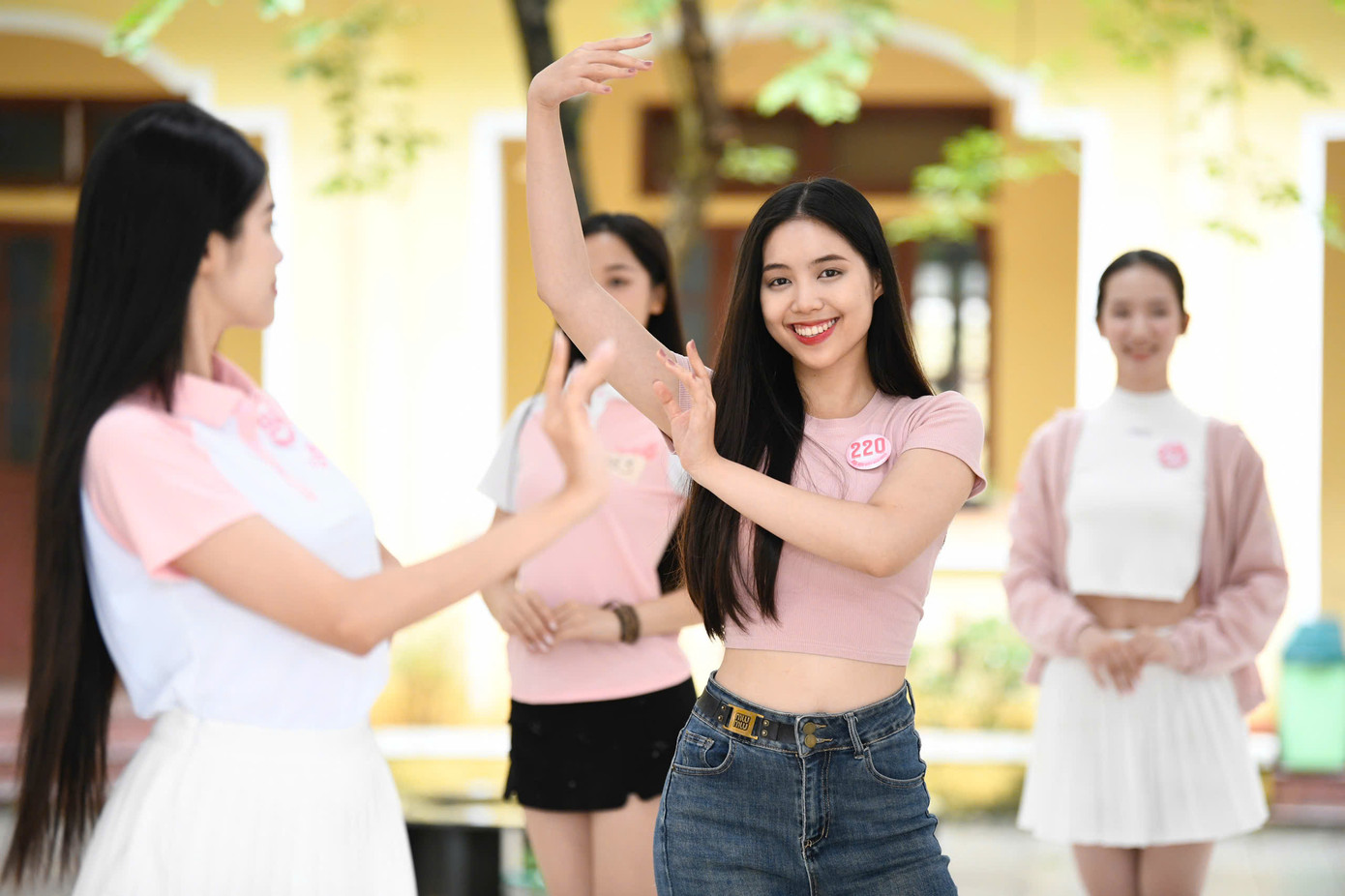 Trong khi đó, nhà báo Lê Xuân Sơn – cố vấn cuộc thi khẳng định: “Top 10 gần như đã dần hiện rõ. Tập thể thí sinh năm nay có tri thức, có cá tính và làm chủ được tình huống rất tốt – điều rất cần ở một ‘Hoa hậu Việt Nam’ trong thời đại mới”.