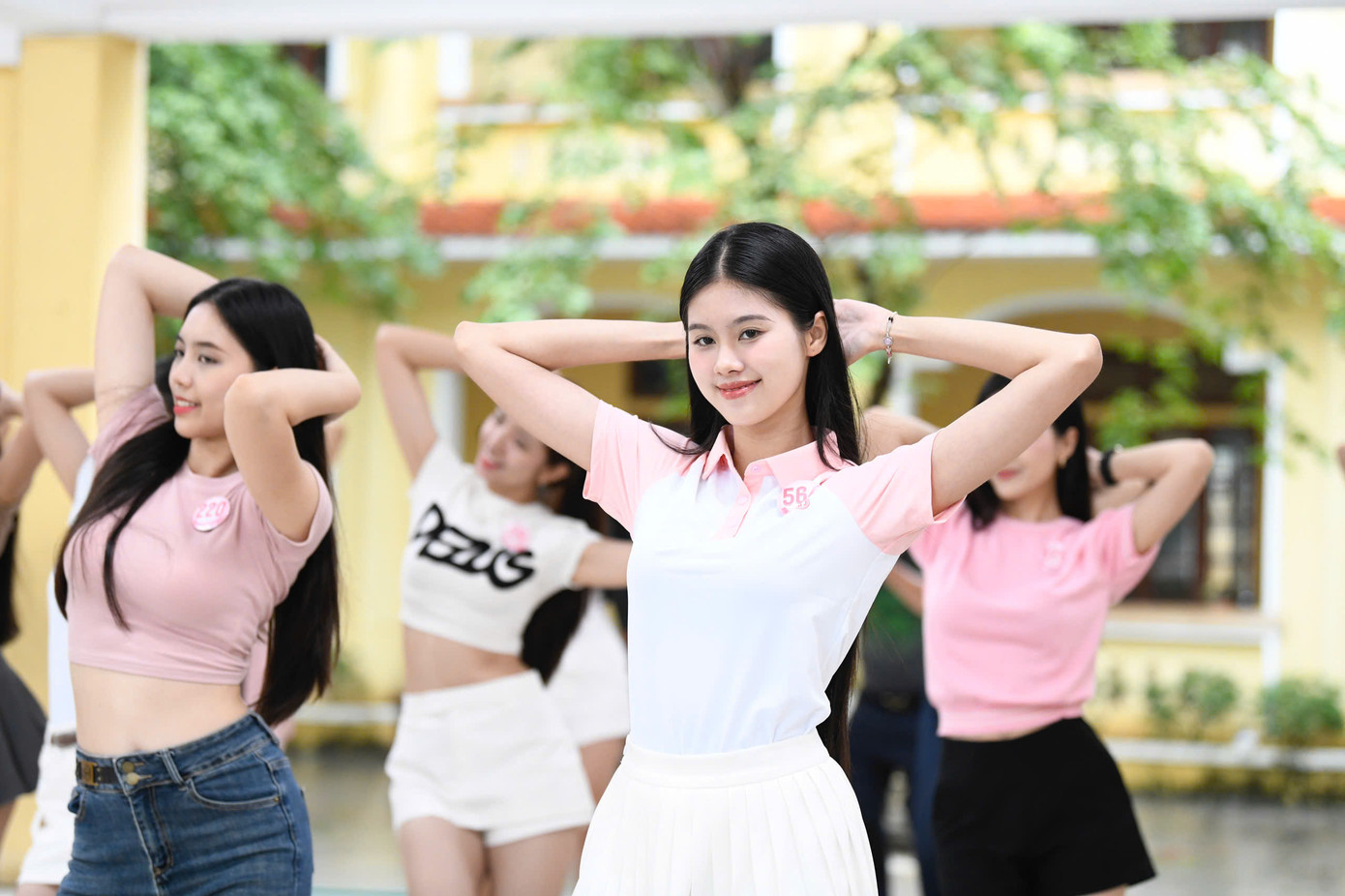 Mặc những bộ trang phục năng động, khỏe khoắn, dàn thí sinh không chỉ luyện tập chăm chỉ mà còn truyền cho nhau nguồn năng lượng tích cực. Dù lịch trình dày đặc, họ vẫn không quên giữ nụ cười trên môi, cổ vũ và gắn bó như những người bạn thân thiết.